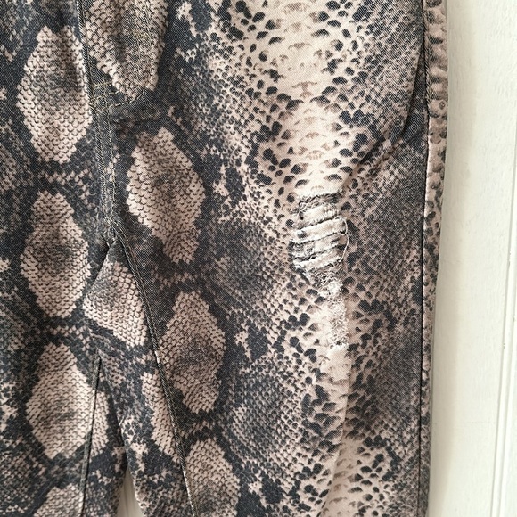 New! L&B Lucky & Blessed Snakeskin Distressed Straight Leg Jeans sz 2 - Picture 9 of 16